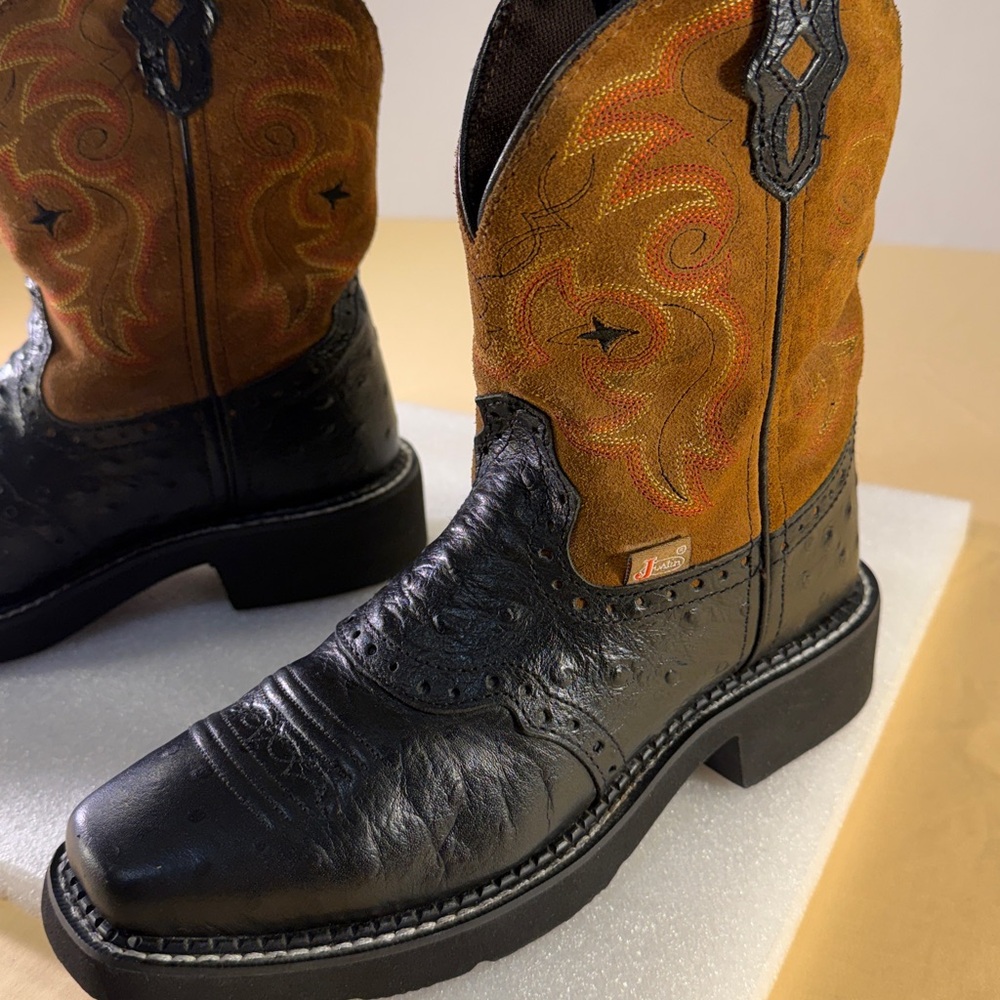 Justin gypsy women’s western boots 9 1/2 inches tall size 6B - Picture 3 of 9